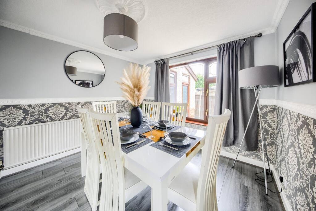 Low Rate - Coventry For 3 Bedroom House With Garden, Free Netflix And Unlimited Wi-Fi - Driveway Parking - Agc エクステリア 写真
