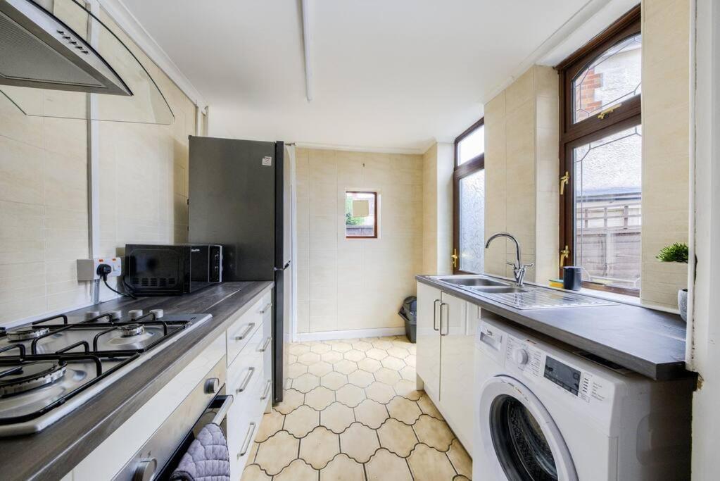 Low Rate - Coventry For 3 Bedroom House With Garden, Free Netflix And Unlimited Wi-Fi - Driveway Parking - Agc エクステリア 写真