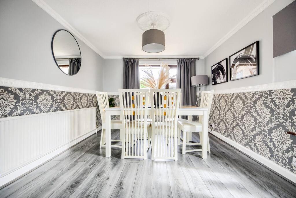 Low Rate - Coventry For 3 Bedroom House With Garden, Free Netflix And Unlimited Wi-Fi - Driveway Parking - Agc エクステリア 写真